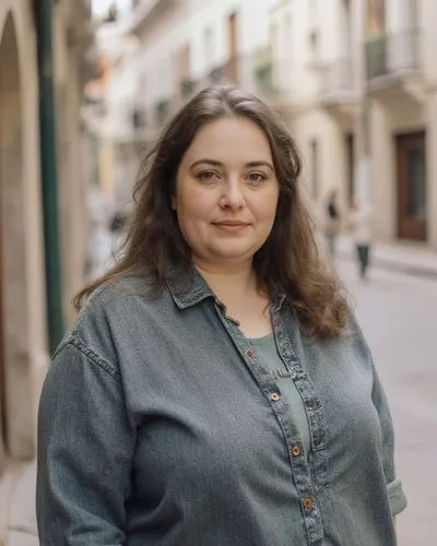 eine 23 jährige hübsche übergewichtige griechin in landestypischer Freizeitkleidung in einer mittelgroßen stadt in griechenland. komplett angezogen,a woman is standing on the street in a denim shirt,s