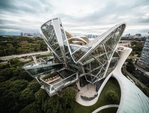 futuristic architecture,singapore,singapore landmark,futuristic art museum,autostadt wolfsburg,glass building,glass facade,modern architecture,jewelry（architecture）,gardens by the bay,structural glass