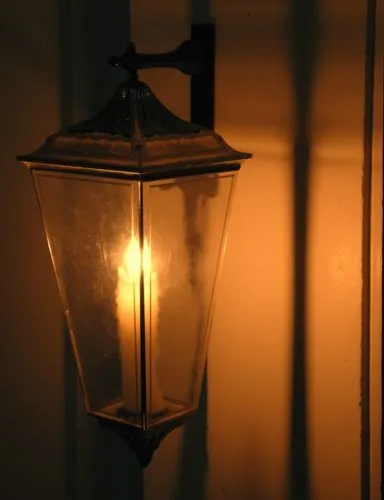 18 yüzyıl , duvarda asılı, içinde mum yanan, şehir sokak aydınlatma lambası,an antique ss outdoor wall light with light shining,vintage lantern,kerosene lamp,illuminated lantern,incandescent lamp,lamp