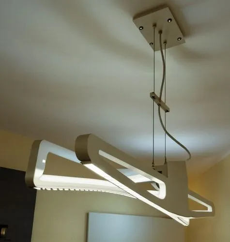 lamapra  colgante del techo , con ilomia,there is an artistic light fixture hanging from the ceiling,ceiling lamp,ceiling light,hanging lamp,wall lamp,energy-saving lamp,desk lamp,led lamp,lighting sy