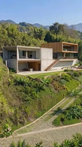 crea un video cinematico, realizando un acercamiento de frente, moviendose lentamente hacia la derecha, repeta su arquitectura, morfologia, y textura. agraga viento y movimento de la naturaleza, y pas