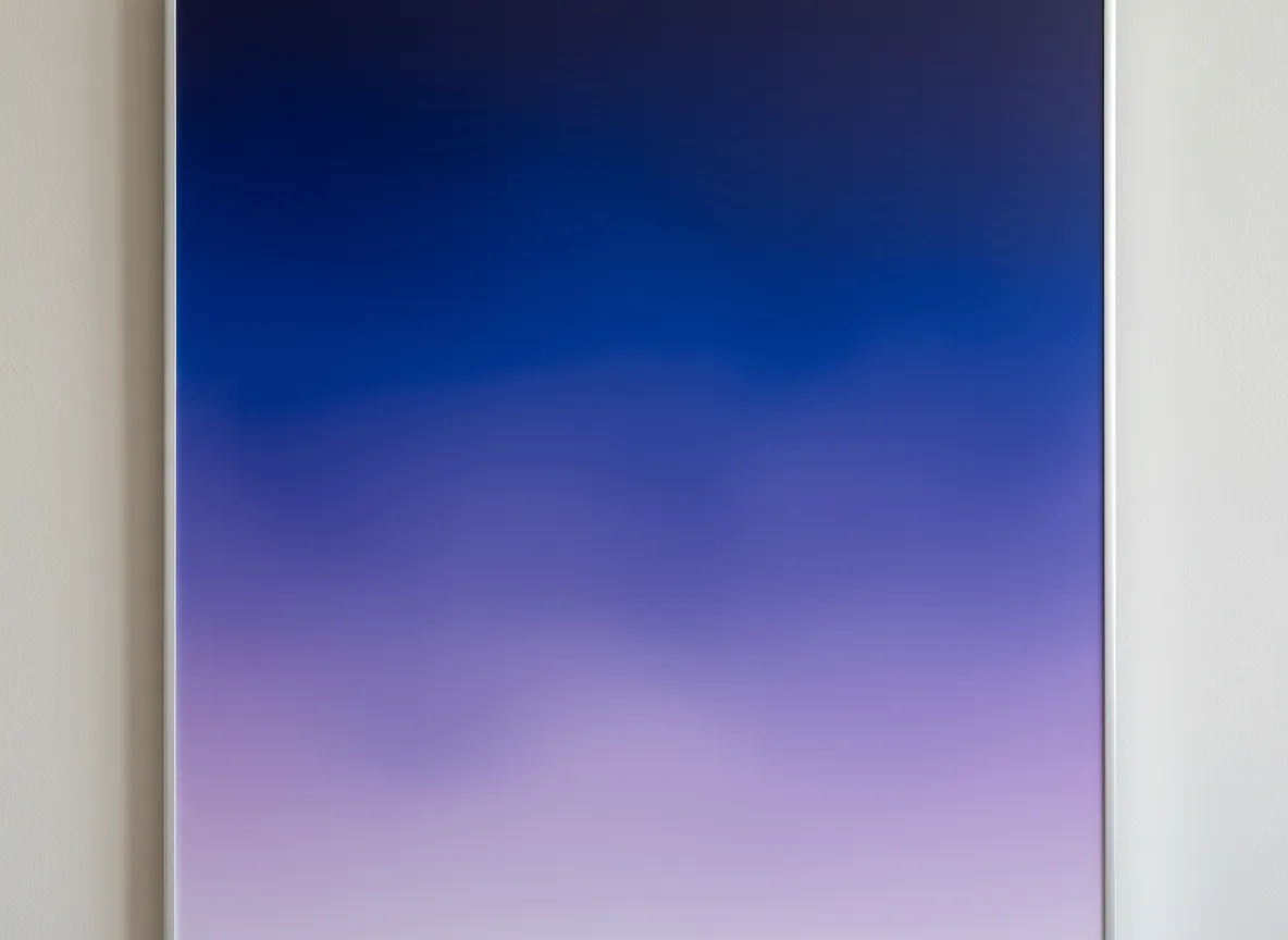 Primo piano di un poster di arte digitale che dimostra una fusione cromatica impeccabile e delicata dal blu profondo al lavanda tenue, senza linee nette.