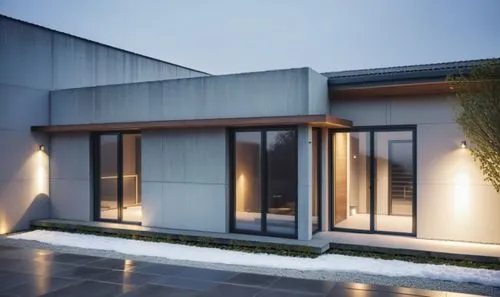 Generar una imagen realista de un diseño arquitectónico contemporáneo de vivienda unifamiliar, basada en el modelo proporcionado. Mejorar el diseño con detalles que aporten mayor calidez y elegancia: 
