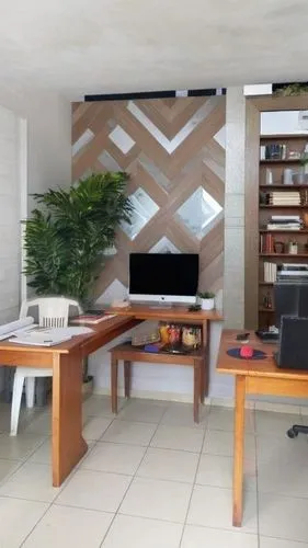  diseño  compuesto por baldosas rectangulares alternadas, en patrón de espiga  a 45 grados con texturas de madera en tonos cálidos y mármol blanco con vetas doradas y grises. Las piezas están dispuest