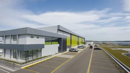“Render arquitectónico de un complejo industrial moderno. En primer plano, se muestra un edificio administrativo de dos niveles con un diseño contemporáneo, que combina acabados en concreto gris, deta