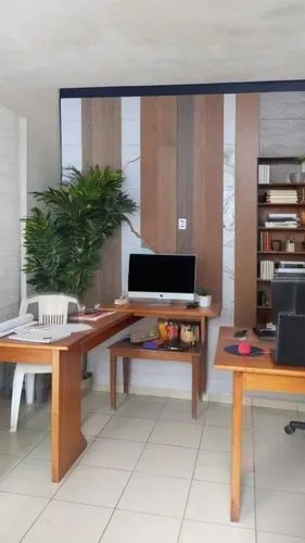Una pared interior moderna con un patrón de espiga sofisticado a 45 grados. El diseño está compuesto por baldosas rectangulares alternadas con texturas de madera en tonos cálidos y mármol blanco con v
