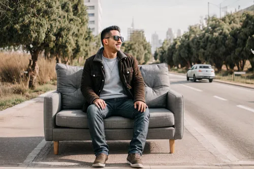 hombre sentado en medio de la carretera un un sofa ,a man sitting on top of a gray couch,man on a bench,leather seat,assaf,upholsterers,upholsterer,bench chair
