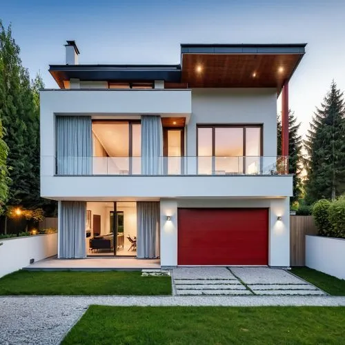  imagen  de una vivienda unifamiliar de diseño moderno con líneas rectas y volúmenes bien definidos. La fachada combina texturas como piedra y revestimiento liso en tonos neutros. La planta alta cuent