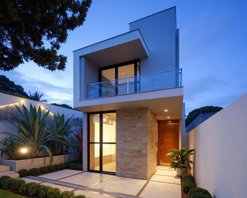 Una casa moderna ,  de dos pisos con un diseño arquitectónico MINIMALISTA, caracterizada por líneas geométricas limpias y una estética minimalista. El primer nivel incluye grandes ventanas de vidrio d