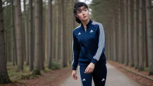 ПОЛНЫЙ РОСТ  Студентка в Adidas AG (немецкий: [ˈʔadiˌdas]; стилизовано под adidas с 1949 года[3]) — немецкая транснациональная компания по производству спортивной одежды, обуви и аксессуаров. Это круп