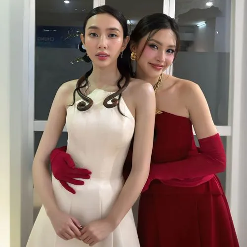 the two beautiful women are dressed up in dresses,debutantes,handmaidens,goddesses,priestesses,ballgowns,heiresses,empresses,pretty women,red velvet,porcelain dolls,gowns,mannequins,handmaids,sisters,