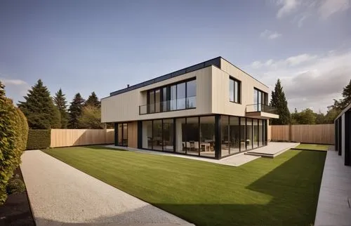 Renderiza una casa moderna de dos pisos con un diseño minimalista y volumetría geométrica limpia. La planta baja tiene revestimientos en concreto y madera, con amplios ventanales de vidrio templado y 