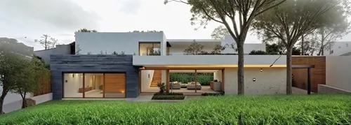 CASA MODERNA ELEGANTE, CON TEXTURAS, Y LINEAS FINAS,a modern home with large open spaces in the grass,landscape design sydney,garden design sydney,landscape designers sydney,vivienda,grass roof,cubic 
