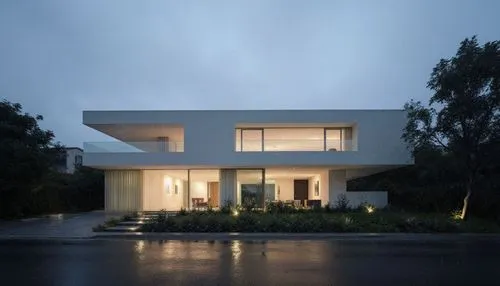 crear una imagen de una casa típica en un barrio residencial latinoamericano, estilo minimalista con detalles arquitectónicos característicos de Argentina, rodeada de jardines verdes y con luces cálid