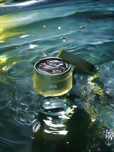 fishing reel,oil in water,surface tension,diving regulator,reflection of the surface of the water,submersible,water surface,magnetic compass,green water,splash water,water cup,sea water,shallows,photo