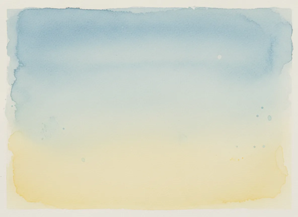 Un design minimalista ad acquerello che mostra una delicata sfumatura dal blu tenue al giallo pallido, imitando uno sfondo a velatura d'acquerello.