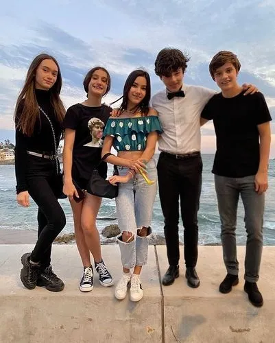 rpoa  party,the boy and girl are posing for a picture with friends,chiquititas,familia,pandilla,azenhas do mar,bonde,famiglia,stepgrandchildren,fundadores,saudades,adolescentes,ohana,fam,casellas,coum
