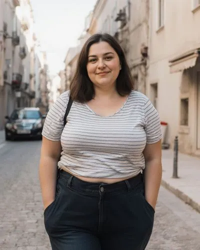 eine 23 jährige hübsche übergewichtige griechin in landestypischer Freizeitkleidung in einer mittelgroßen stadt in griechenland. komplett angezogen,woman in jeans and a  shirt smiling on a street,body