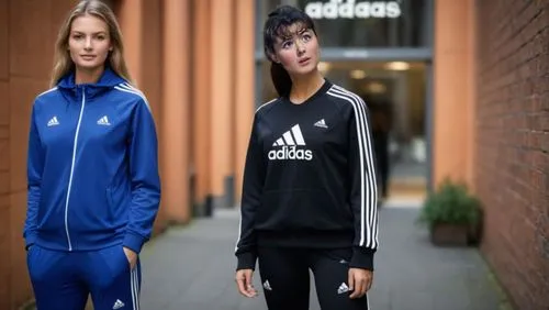 ПОЛНЫЙ РОСТ  Студентка в Adidas AG (немецкий: [ˈʔadiˌdas]; стилизовано под adidas с 1949 года[3]) — немецкая транснациональная компания по производству спортивной одежды, обуви и аксессуаров. Это круп