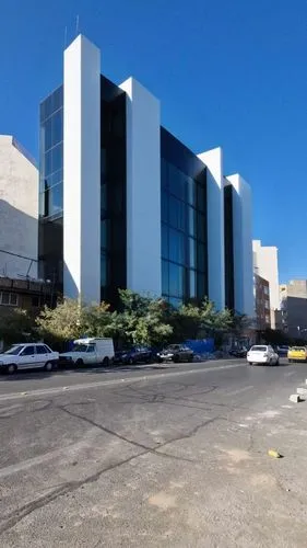"Design a modern building inspired by Richard Meier’s architectural style. The design should embrace minimalism, predominantly using white surfaces to evoke purity, simplicity, and brightness. Emphasi