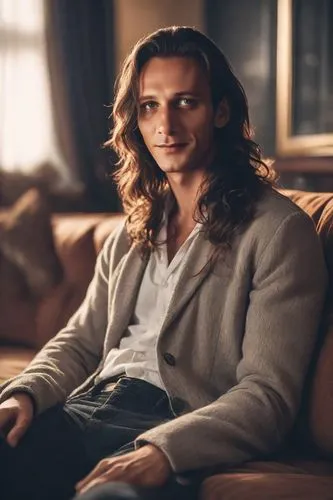 Homme cheveux longs, sur le canapé ,british semi-longhair,governor,long hair,robert harbeck,fitz,british longhair,husband,thinking man,male model,laurel,thomas heather wick,tom-tom drum,greek god,the 
