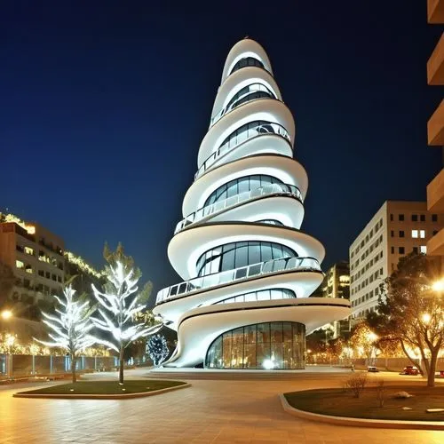 UN PINO NAVIDEÑO ARQUITECTURA ESTILO FUTURISTA Y ORGANICA, EN FIGURA ESTILIZADA , CORMA CONICA, CON DEPARTAMENTOS DE SE ENTRELAZAN, CON ILUMINACIÓN CALIDA, QUE FORMA PARTE DE UNA ILUMINACIÓN LA EXTERI