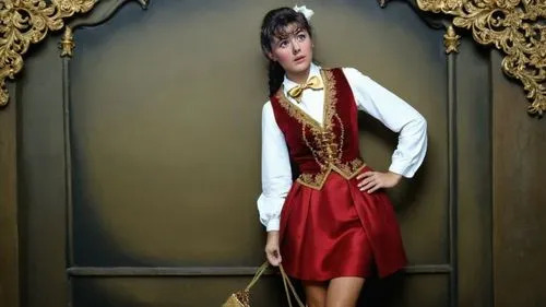старинный испанский порт. таверна стены резьба по дереву рельефной формы барельефы. стоит девушка.  она одета в Батистовая белая рубаха с жабо, Галстук-бабочка шёлковый,  короткий жилет , короткий жак