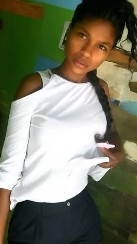 mujer african ebony 35 años ebony latina, pelo liso black, mujer de baja estatura. mentón pegado al pecho, hombros en alto. A canvas where whispers of black  trace through the dominion of white, craft
