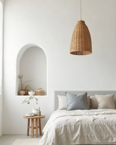 lámpara de techo colgando, hecha de mimbre estilizada y diseñada en una terraza en Santorini, estilo mediterráneo clásico
,the bedroom is filled with white bedding and decorative decorations,hanging l