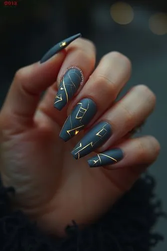Nils Design, hallowen nails,
extra long coffin shaped matte gray nails with traces of shiny electroluminescent gold lines


,a black and gold nail with some gold accents,nail design,talons,nails,nail 