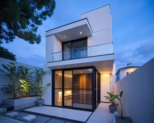 Una casa moderna ,  de dos pisos con un diseño arquitectónico MINIMALISTA, caracterizada por líneas geométricas limpias y una estética minimalista. El primer nivel incluye grandes ventanas de vidrio d