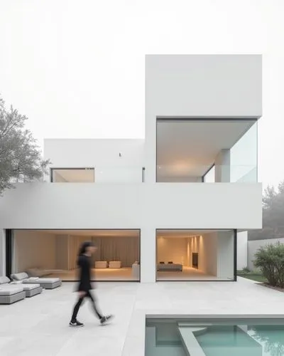 Genera una imagen estilizada de una villa de lujo minimalista, con una fachada limpia en tonos grises y blancos. La arquitectura debe ser moderna y austera, destacando grandes paños acristalados y lín