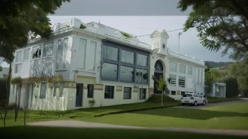 hacer tono de grises ,a truck is parked outside of the building,model house,gymkhana,rosewood,historical museum,biotechnology research institute,presidential palace,wedding hall,villa,orphanage,house 