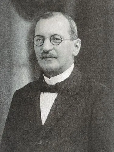 Random snapshot,a black and white po of a man with glasses,parsons,osier,chamberlain,mazurka,miller,risottos,barker,hardener,teller,peters,balmier,leach,landau,zanier,martin fisher,brawnier,fritz,supe