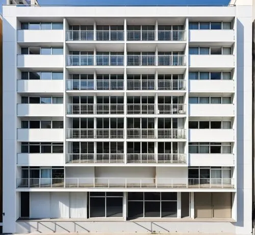 "Una fachada arquitectónica contemporánea de un edificio residencial con ingreso peatonal y vehicular en la planta baja. El diseño incluye balcones amplios con barandas revestidas con mallas metálicas
