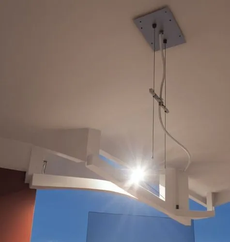 lamapra  colgante del techo , con ilomia,a closeup s of a light fixture in a ceiling,ceiling lamp,lighting system,ceiling light,halogen spotlights,ceiling lighting,surveillance camera