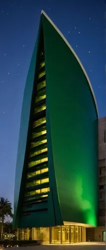 Diseña basado en las formas y colores navideños en especial el verde pino, una obra maestra de la arquitectura moderna con el estilo de zaha hadid, caracterizada por movimiento y curvas que se desvane