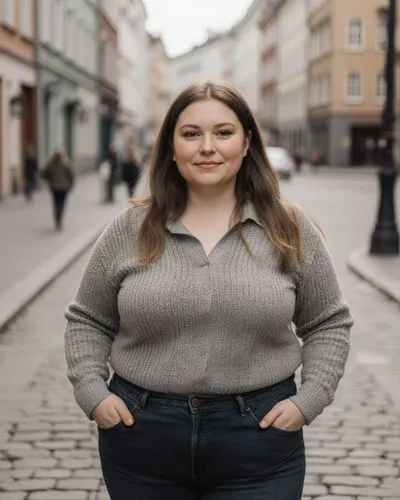 eine 23 jährige hübsche übergewichtige Estin in landestypischer Freizeitkleidung in einer mittelgroßen stadt in Estland. komplett angezogen,a woman standing outside on the sidewalk,woman in menswear,g