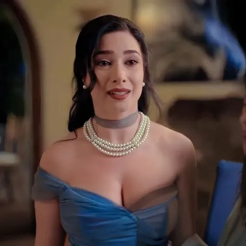 a women with pearl necklace on and pearls around her neck,charmed,jasmine blue,pearl necklace,inamorata,jasmine sky,pretty woman,bustier,elegant,jasmine,a charming woman,milady,geniality,noblewoman,ba