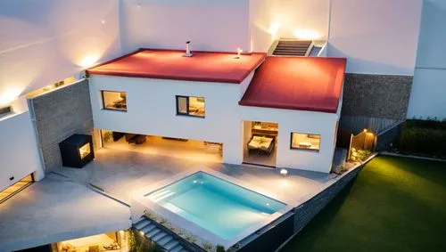 "Un diseño arquitectónico que muestra una casa moderna de dos niveles con un acabado exterior en tonos amarillos y un techo a dos aguas de color oscuro. La casa tiene una escalera exterior que conecta