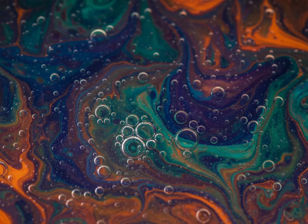 PromeAI द्वारा बनाए गए लिक्विड इंक बैकग्राउंड का एक मैक्रो क्लोज-अप, जो वास्तविक जीवन की पोरिंग की नकल करने वाले जटिल विवरण, बुलबुले और टेक्सचर दिखा रहा है।