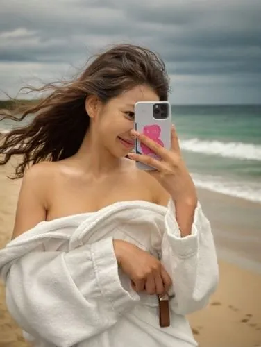 바닷가,beach background,woman holding a smartphone,a girl with a camera,wet smartphone,girl on the dune,in a towel,taking photos,towel,camera,brazilianwoman,lover's beach,malibu,bathrobe,taking photo,tea