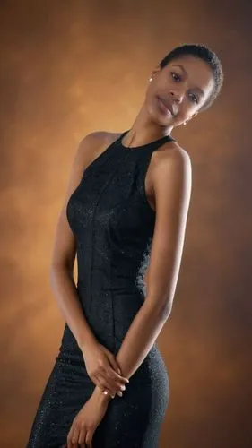 Imagen realista, ultra detallada. Mujer mestiza ebony con la más hermosa sonrisa, sus labios carnosos y su hermosos ojos cafés brillan al pensarme. Cabello liso poco abundante, mujer flaca, imagen de 