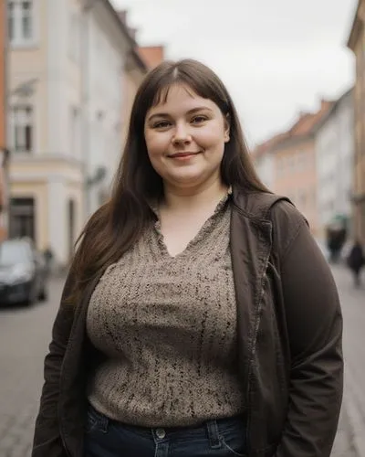 eine 23 jährige hübsche übergewichtige Estin in landestypischer Freizeitkleidung in einer mittelgroßen stadt in Estland. komplett angezogen,a women who is standing in the street,annuli,girl in a histo