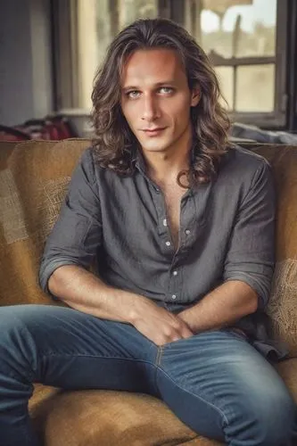 Homme cheveux longs, sur le canapé ,itamar kazir,danila bagrov,management of hair loss,alex andersee,abdel rahman,male model,marroc joins juncadella at,ervin hervé-lóránth,leonardo devinci,british sem