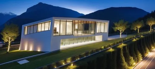 Diseño de un un Edificio Moderno, techos planos y rectos, grades ventanales de vidrios transparentes reflexivos en la fahada, el edificio en de dos pisos en elprmer piso un acceso rectagular amplio, u