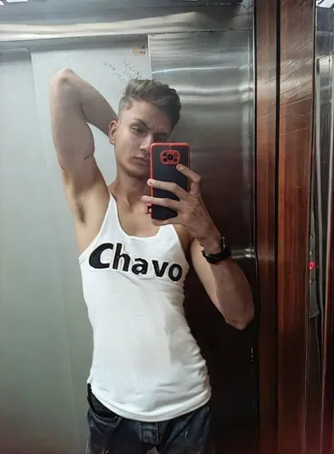 a male is taking a selfie in a mirror,goncharov,chafe,machos,gaspari,chavarri,olavo,chagra,plow,chavarzaq,topher,anabolic,chicherova,magro,shahor,pump,churro,pec,chavdar,elevator,eduardovich