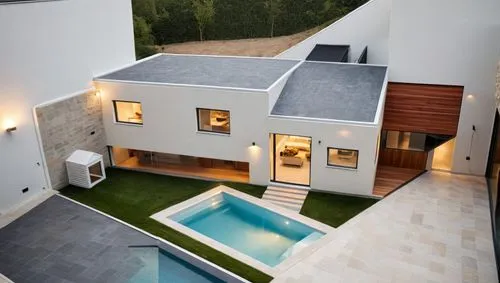 "Un diseño arquitectónico que muestra una casa moderna de dos niveles con un acabado exterior en tonos amarillos y un techo a dos aguas de color oscuro. La casa tiene una escalera exterior que conecta