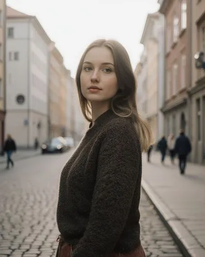 eine 23 jährige durchnittliche mollige Estin in landestypischer Freizeitkleidung in einer mittelgroßen stadt in Estland. komplett angezogen,a woman with long hair standing in an empty street,girl in a