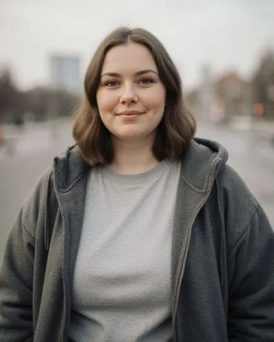 eine 23 jährige durchnittliche übergewichtige Estin in landestypischer Freizeitkleidung in einer mittelgroßen stadt in Estland. komplett angezogen,this is a woman standing with her arms behind her bac